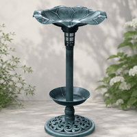 Mangeoire à oiseaux solaire LED écologique de style antique, avec base remplie de pierres, résistante aux intempéries, en résine, avec toit de gazebo pour jardin extérieur
