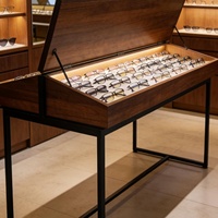 Table de présentation optique moderne de luxe en bois robuste sur mesure avec tiroirs et éclairage LED, design écologique pour magasin de lunettes