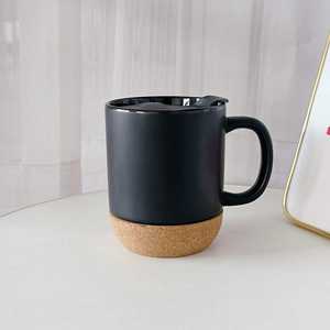 Grande tasse à café en céramique de 15 oz avec fond et couvercle en liège pour maman et papa, cadeau personnalisé pour les amateurs de café, de latte et de thé - Product Image 4