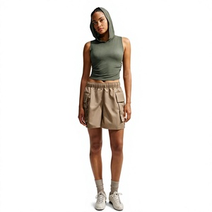 Haut court à capuche vert olive uni pour femme avec short cargo beige, tenue de sport respirante en spandex - Product Image 1