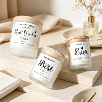 Bougie parfumée artisanale en cire de soja naturelle, dans un bocal givré, émettant un arôme doux et agréable, idéale pour diverses occasions de cadeaux de fêtes