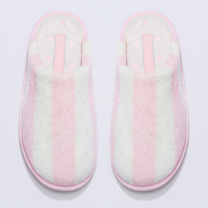 Ciabatte da <span class=keywords><strong>Casa</strong></span> per <span class=keywords><strong>Donna</strong></span>, Design Chic a Righe Rosa e Bianche, Delicato Ricamo a Cuore Rosa sulla Soletta, <span class=keywords><strong>Pantofole</strong></span> Mule - Product Image 1