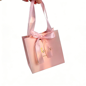 Sacs en papier rose de luxe avec poignée, personnalisés avec logo de marque, pour la promotion, la vente au détail de vêtements, les cadeaux, les achats et les bijoux. - Product Image 3