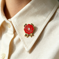 Épinglette personnalisée en émail dur avec ruban rouge, logo plaqué or, badge métallique avec emballage carte, broche promotionnelle souvenir de marque