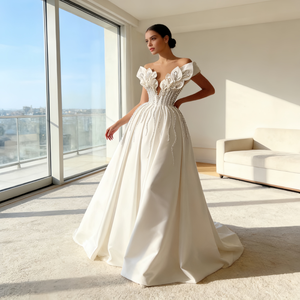 プラスサイズのフランスのオートクチュールウェディングドレス |   深いVネックと3Dフラワーが特徴のカテドラルトレインガウン - Product Image 4