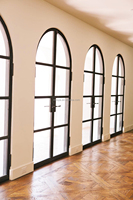 Fenêtres et portes rondes en acier de style rétro européen classique, cadre en acier extrêmement étroit, motifs de grille de fenêtre en verre