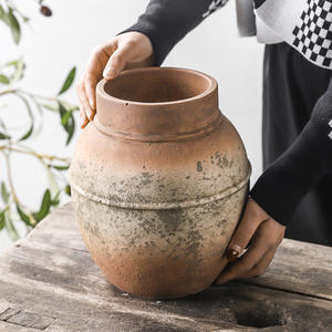 Vase en ciment rouge artisanal bohème antique en poterie rustique, ornement créatif pour plantes vertes, petit récipient à fleurs, Vietnam - Product Image 3