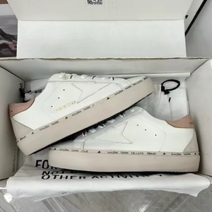 Zapatillas deportivas clásicas con estrellas doradas de lentejuelas y detalles plateados, de cuero de vaca de alta calidad, con suela invisible, para primavera e invierno. - Product Image 3