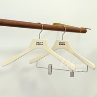 Cintre en bois massif à épaules larges avec logo personnalisé pour boutique de vêtements, présentoir de vêtements, hôtel