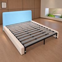 Cadre de lit plateforme rembourré moderne avec tête de lit bleu clair, lattes recouvertes de gris et support en métal noir