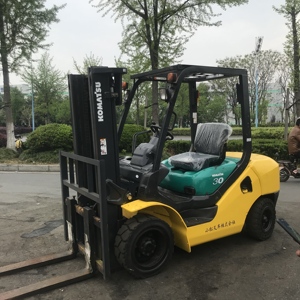 Chariot élévateur diesel Komatsu FD30 d'occasion de 3 tonnes avec déplaceur latéral hydraulique, mât à deux étages, pneus pleins - Product Image 4