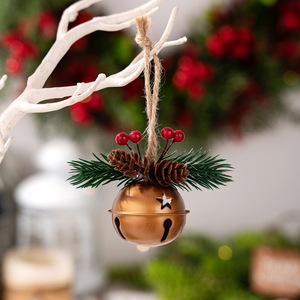 Ornement de Noël suspendu en métal fait main avec pomme de pin et baies rouges - Décoration festive extérieure écologique pour la saison des fêtes - Product Image 6