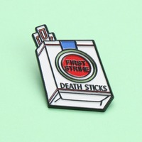 Épinglette en émail sur le thème de Star Wars, motif paquet de cigarettes « Death Sticks », broche amusante sur le thème de la science-fiction « First Strike »