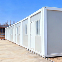 Maison préfabriquée modulaire en acier galvanisé, isolée thermiquement, respirante et économe en énergie, design moderne.