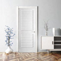 Portes à lattes en bois massif au design moderne avec âme en MDF, finition blanche pour usage intérieur dans les hôtels et villas