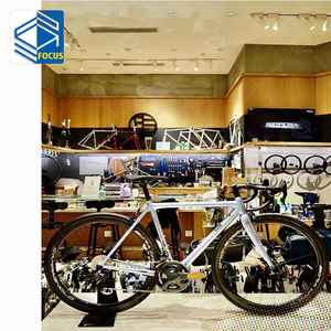 Estante de exhibición de tienda de bicicletas personalizado, elegante soporte de almacenamiento de tienda de bicicletas de madera, tienda de ciclismo moderna, diseño de interiores - Product Image 3