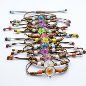 Pulseras Trenzadas Bohemias Hechas a Mano con Cordón de Cera Marrón, Dijes de Flores Secas de Resina y 3 Cuentas de Cristal - Product Image 1