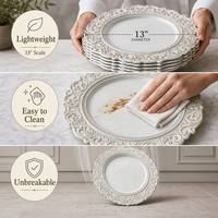Assiettes de présentation vintage blanches sculptées de 13 pouces en plastique PP à bord festonné pour la location en gros d'événements de mariage de luxe