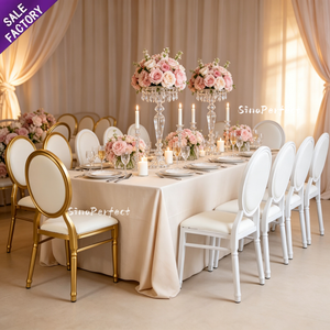 Chaise de mariage durable en acier inoxydable doré avec coussin blanc moelleux, idéale pour les réceptions de luxe et les événements de mariage. - Product Image 1