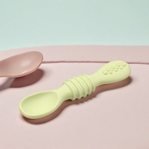 Juego de cucharas de bebé de grado alimenticio de silicona sin BPA, utensilios de punta suave para entrenamiento de primera etapa para niños pequeños, cuchara alimentadora de dentición BLW para más de <span class=keywords><strong>6</strong></span> <span class=keywords><strong>meses</strong></span> - Product Image 4