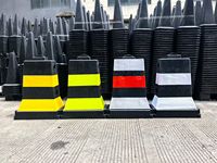 Bolardo de Tráfico de PVC/TPU de Alta Resistencia de 83 cm, Base KD de 38x58 cm, Poste de Seguridad Reflectante Rojo y Negro, Poste de Aislamiento para Estacionamientos y Carreteras