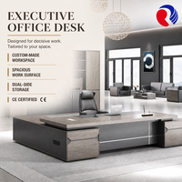 Bureau de direction contemporain avec bases de meubles symétriques et design linéaire épuré pour bureau de directeur