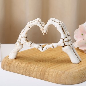 Nordic Style Skull, <b>Heart</b>-Shaped Hand Bone Ornament, Resin Craftsmanship, <b>Heart</b>-Shaped Halloween <b>Decoration</b> - Product Image 3