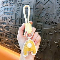 Porte-clés en cuir PU de luxe au design artistique, avec 26 lettres anglaises, breloque cœur et breloques lettres colorées, personnalisable
