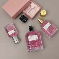 Flacon de parfum en verre de luxe personnalisé, carré, 30ml, 50ml, 100ml, FEA 15, avec col serti, pompe pulvérisatrice, diffuseur à bâtonnets, capuchon sphérique et écran