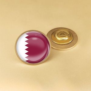 Pin de Solapa Personalizado con Bandera de Qatar en Metal Dorado y Resina Epoxi - Product Image 3
