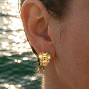 Pendientes de Aro Clásicos de Moda para Mujer, Chapados en Oro de 18K, con Cristales de Estrás Engastados en Canal y Corte Brillante Redondo - Product Image 2