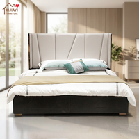 Lit double de luxe italien moderne, rembourré en cuir gris clair avec capitonnage irrégulier, finition brillante, cadre en bois, sur mesure pour villa
