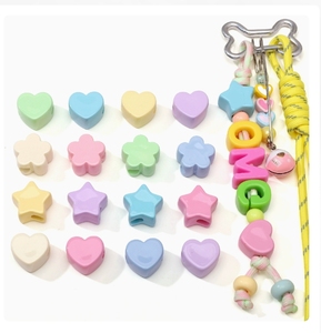 Cuentas sueltas acrílicas esmaltadas de 6.5mm con agujero grande, en forma de corazón, estrella y flor, para material de fabricación de joyas, llaveros y dijes de bolsos DIY - Product Image 1