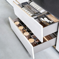 Meubles de cuisine modernes de luxe avec finitions dorées |   Îlot et rangement personnalisables |   Robinet de lavabo blanc brillant avec glissière de tiroir