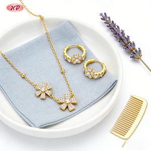 เครื่องประดับเฮงเตี้ยน ชุดเครื่องประดับแฟชั่นชุบทอง 18K ลายโคลเวอร์และหัวใจ ประดับเพชรซิคอนเกรด AAA ขายส่ง สำหรับผู้หญิง ใส่ได้ทุกวัน/ออกเดท/งานปาร์ตี้ - Product Image 3