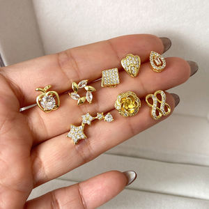 Pendientes de Botón 2026, Venta al por Mayor, Variedad de Diseños, Aretes Pequeños de Circonita Cúbica, Chapados en Oro de 18K - Product Image 1