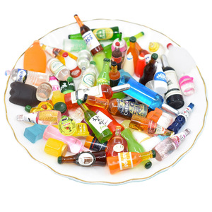 Venta al por mayor Mini botella de bebida de resina colores mezclados accesorios en miniatura dijes colgantes botella de vino de resina para la fabricación de joyas DIY - Product Image 1