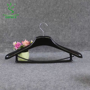 แม่พิมพ์แขวนพลาสติกไหล่กว้างสำหรับชุดสูทและเสื้อคลุมสำหรับใช้ในครัวเรือน - Product Image 4