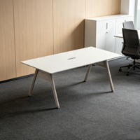 Le nouveau bureau rectangulaire moderne et la table de conférence conviennent aux réunions de plusieurs personnes.