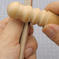 Kit d'outils de maroquinerie haut de gamme à manivelle : Couteau de découpe, Aiguilles, Fil ciré, Piqueurs, Fer à repasser, Métal, Bois. Vente en gros OEM disponible.