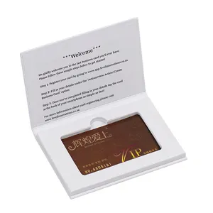 Confezione regalo in carta bianca personalizzata con logo in argento con confezione magnetica