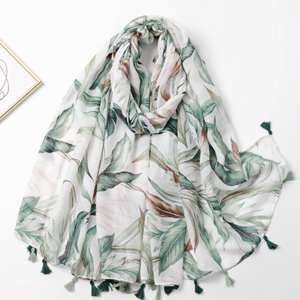 Plus de 200 styles de foulards floraux longs en polyester Bali Yarn, prêts à la vente, châles de loisirs et de tourisme, vente directe d'usine - Product Image 2