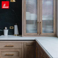 Meubles de cuisine sur mesure Alland pour toute la maison, en chêne scié 1/4, finition satinée, certificat ISO9001, en bois massif, avec grand îlot central