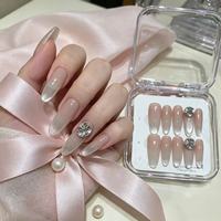 Faux ongles cercueil roses en acrylique incrustés à la main à la française avec colle pour application sur les doigts, pré-conçus