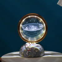 Lampe Veilleuse LED 3D en Verre Cristal Multi-Motifs Style Astronaute Tendance, avec Socle en Résine pour Chambre