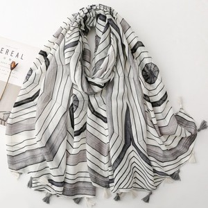 Écharpes longues et grandes pour femmes, imprimées de motifs géométriques rayés multicolores, en coton doux, avec pompons, pour l'été - Product Image 4