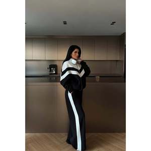 Survêtement à capuche Bennyc noir, confortable et respirant en nylon pour le jogging, ensemble 2 pièces personnalisé pour l'hiver, logo imprimé, minimum 2 pièces - Product Image 2