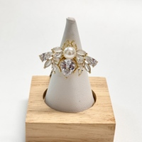 Nouvelle mode dernière tendance reine abeille forme bague en cristal diamants dentelle bague ronde coupe luxe perle femmes fête bijoux en gros