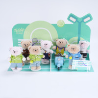Tableau de scène de cabane forestière sur le thème de l'aventure, pouvant être associé à des chapeaux de randonnée et des ours en peluche pour la randonnée