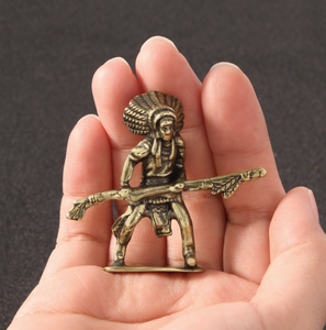 Dekoratives Messingobjekt: Langbeiniger Krieger-Cowboy mit zwei Pistolen, Metallkunstwerk, Sammlerstück, Schreibtischdekoration - Product Image 4